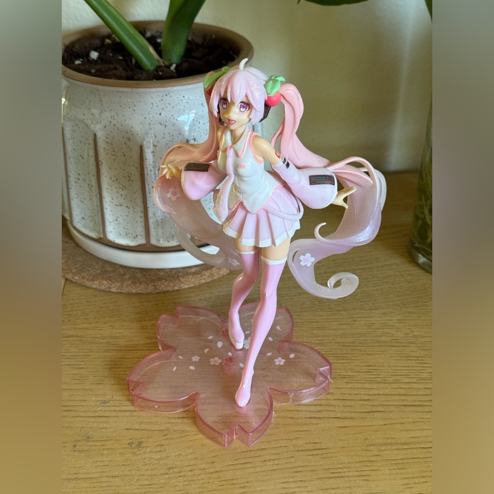 Taito Hatsune Miku Sakura figurine